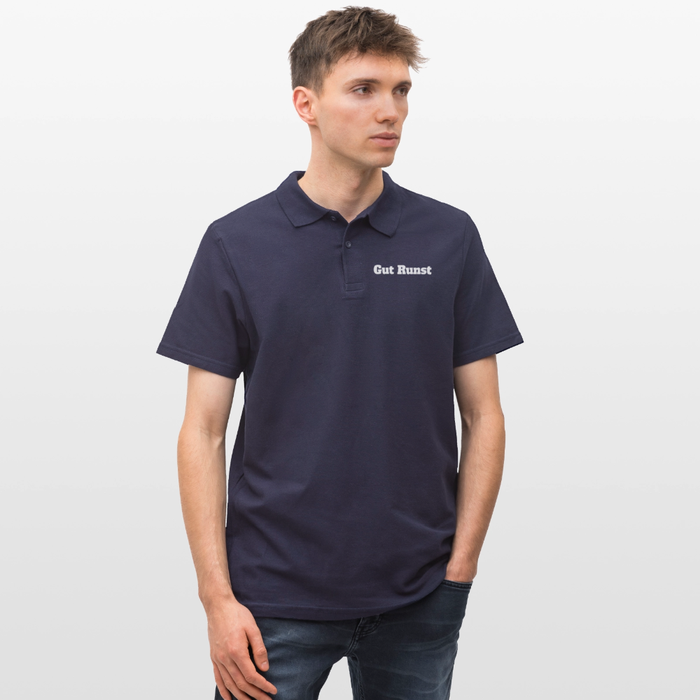 Dunkelblaues Herren-Poloshirt mit Brustschriftzug „Gut Runst“ und Polokragen