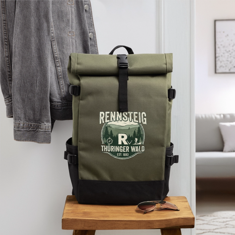 Rolltop-Rucksack Rennsteig in Olivgrün mit Frontlogo und Trägern