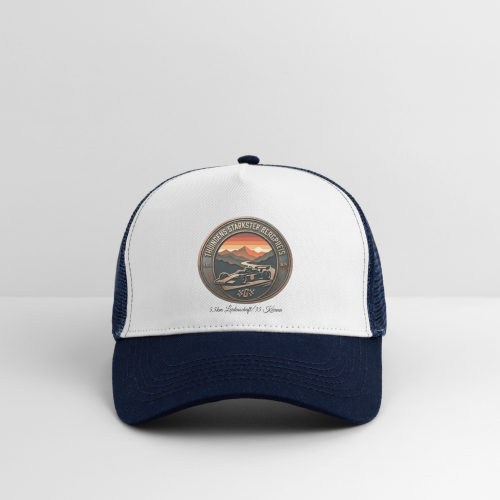 Weiß-dunkelblaue Trucker-Cap mit Logo-Aufnäher, dunkelblauem Schild und seitlichem Netz.