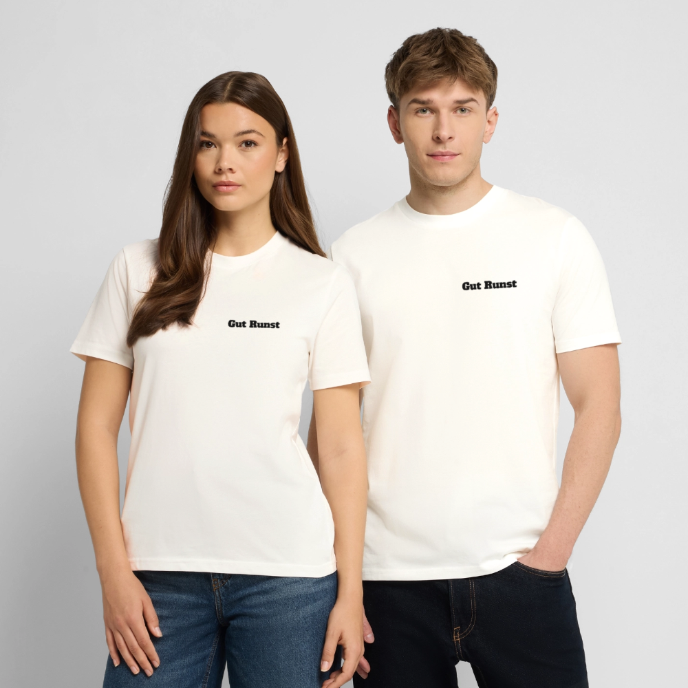 Unisex Bio-T-Shirt Naturweiß mit „Gut Runst“-Aufdruck, getragen von zwei Modellen