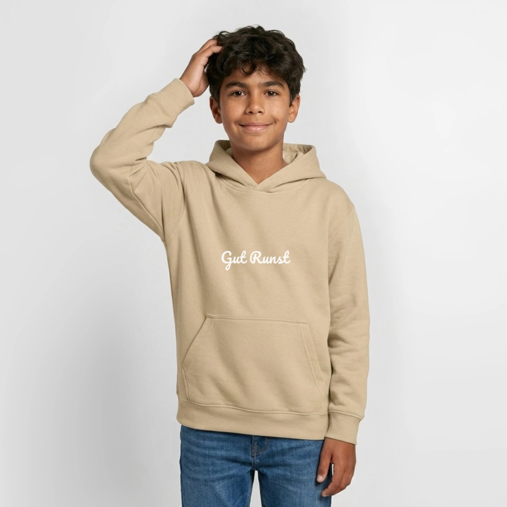 Beiger Teenager-Hoodie mit Kapuze und Schriftzug „Gut Runst“ auf der Vorderseite.