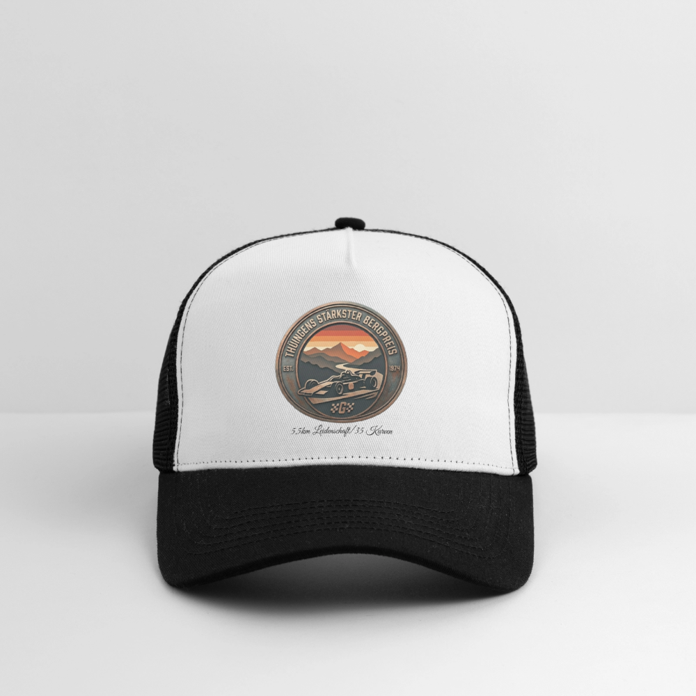Weiße Trucker-Cap mit rundem Logo-Aufnäher und schwarzem Netzrücken, dunkles Schild.