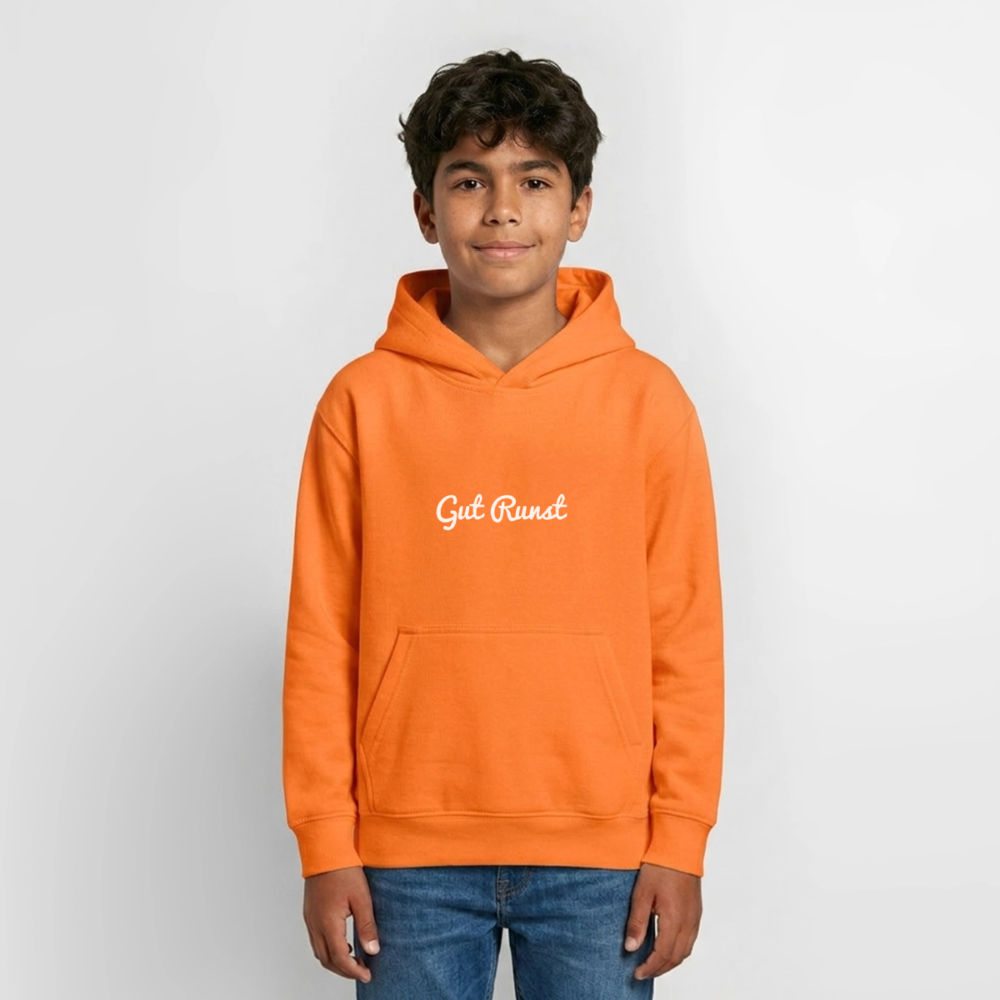 Kinder-Kapuzenhoodie orange am Modell mit „Gut Runst“-Schriftzug vorn
