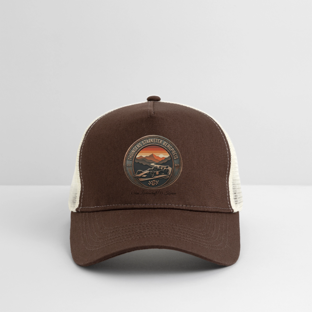 Braune Trucker-Cap mit rundem Logo-Aufnäher, weißem Netzrücken und schlichtem Schild.