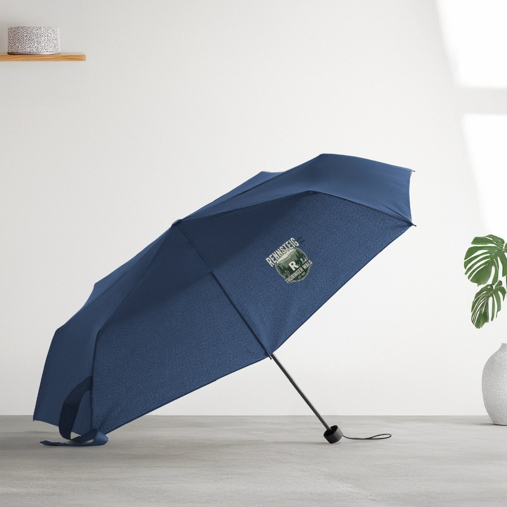 Kleiner Regenschirm in Dunkelblau mit Rennsteig-Logo am Schirm