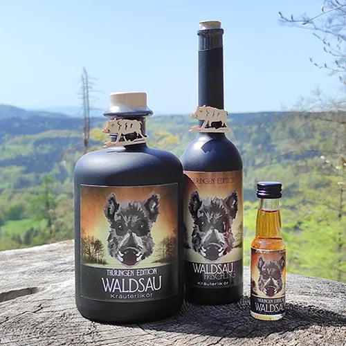 Waldsau Kräuterlikör Thüringen, drei Flaschen mit Etikett und Verschluss